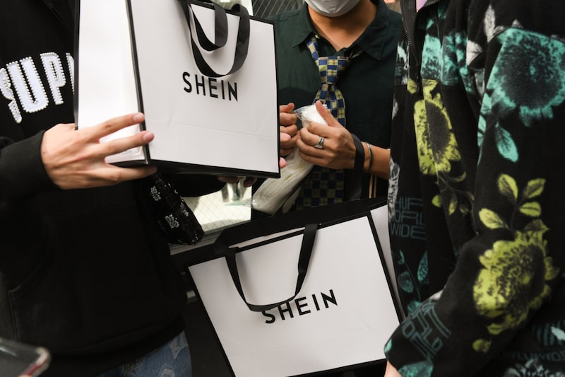 Clientes sostienen bolsos Shein en el exterior de la sala de exposiciones Shein Tokio en Tokio, Japón, el domingo 13 de noviembre de 2022. Clientes sostienen bolsos Shein en el exterior de la sala de exposiciones Shein Tokio en Tokio, Japón, el domingo 13 de noviembre de 2022.
