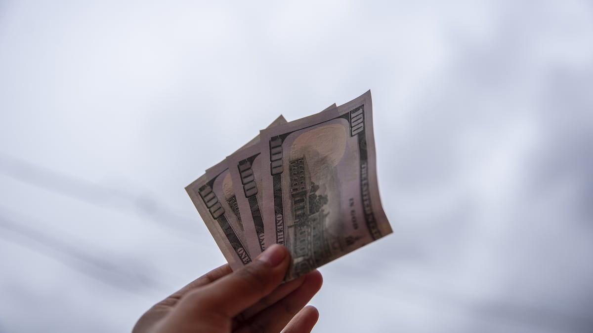 Bolivia prevé que el dólar se estabilice en las próximas semanas tras adoptar un tipo de cambio flexible