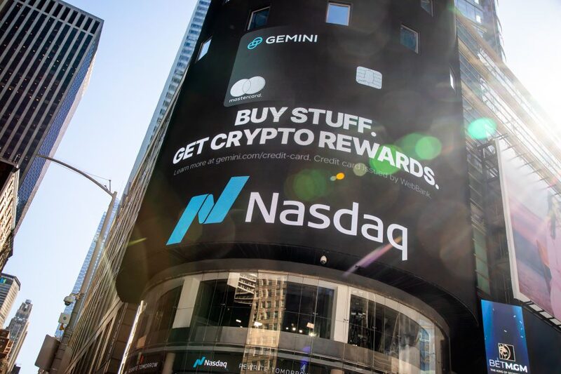 Un anuncio de la tarjeta de crédito Gemini frente al Nasdaq MarketSite en el barrio de Times Square de Nueva York, Estados Unidos, el lunes 28 de febrero de 2022. Un anuncio de la tarjeta de crédito Gemini frente al Nasdaq MarketSite en el barrio de Times Square de Nueva York, Estados Unidos, el lunes 28 de febrero de 2022.