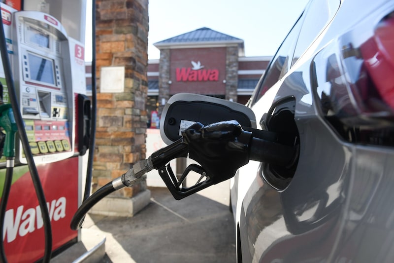 Un conductor repostando combustible en una gasolinera Wawa en Media, Pensilvania, EE. UU., el lunes 2 de marzo de 2026. Un conductor repostando combustible en una gasolinera Wawa en Media, Pensilvania, EE. UU., el lunes 2 de marzo de 2026.