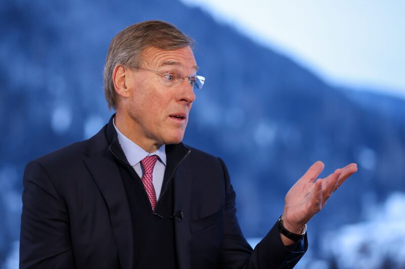 Segundo ele, o banco deverá contratar mais de três mil graduados este ano Segundo ele, o banco deverá contratar mais de três mil graduados este ano