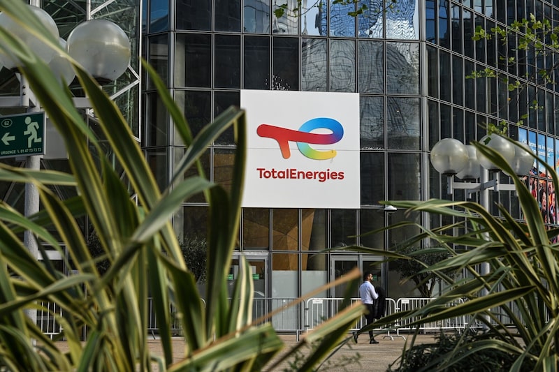 TotalEnergies: grupo francês de energia decidiu no início deste ano reduzir investimentos para se adaptar a preços mais baixos. (Foto: Benjamin Girette/Bloomberg) TotalEnergies: grupo francês de energia decidiu no início deste ano reduzir investimentos para se adaptar a preços mais baixos. (Foto: Benjamin Girette/Bloomberg)