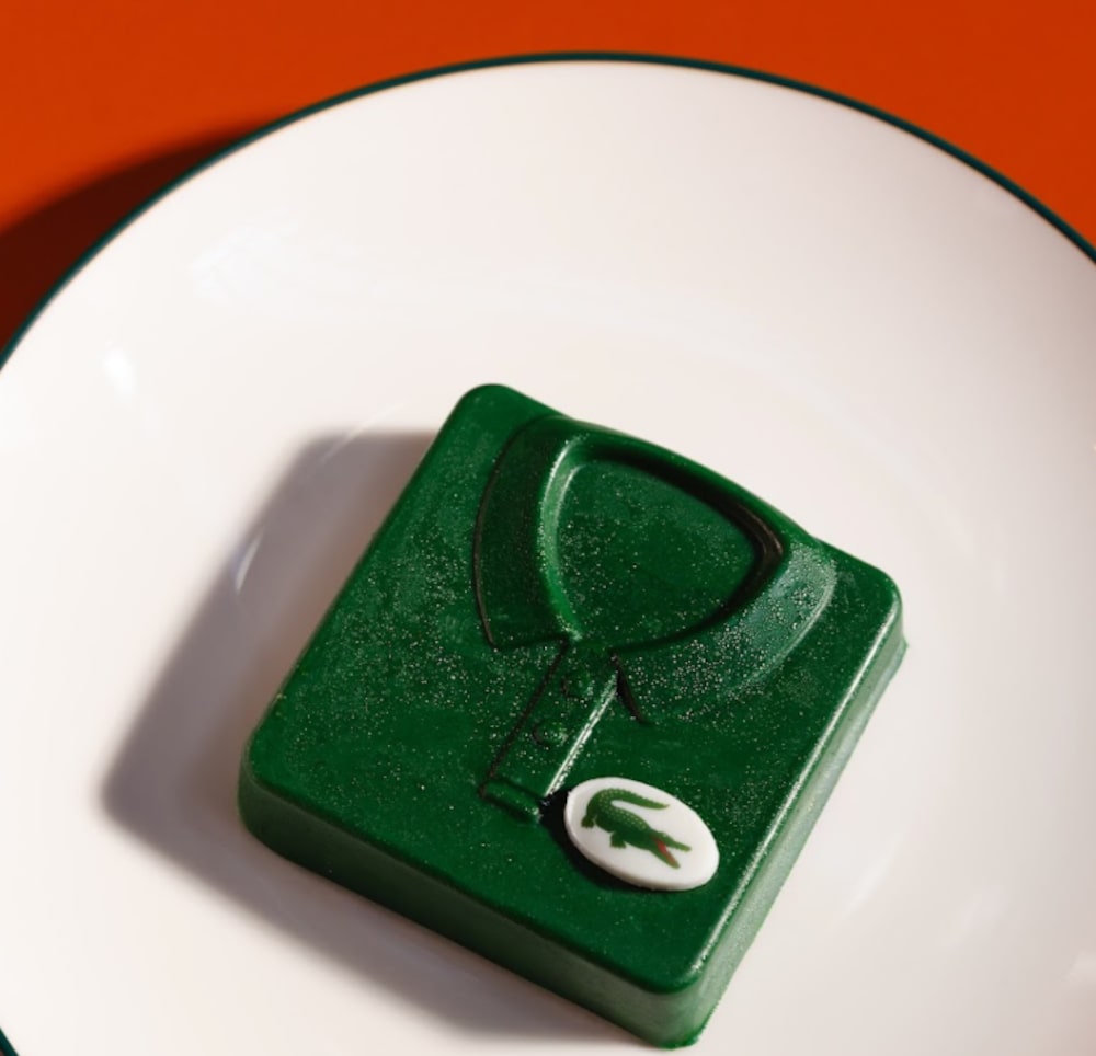 No Café Lacoste, no Cidade Jardim: No Café Lacoste, no Cidade Jardim: a Polo Cake, inspirados na clássica camisa polo Lacoste. Em três versões: Polo Pistache Dubai, Caramel Toffee e Ispahan No Café Lacoste, no Cidade Jardim: No Café Lacoste, no Cidade Jardim: a Polo Cake, inspirados na clássica camisa polo Lacoste. Em três versões: Polo Pistache Dubai, Caramel Toffee e Ispahan