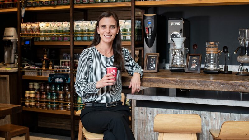 Camila Escobar, presidenta de Procafecol, la compañía que opera las tiendas Juan Valdez, compartió con Bloomberg Línea el manual de cómo sobrevivió la emblemática cadena de cafeterías colombiana a la pandemia, un detonante para la adopción digital y la transformación de los negocios. Camila Escobar, presidenta de Procafecol, la compañía que opera las tiendas Juan Valdez, compartió con Bloomberg Línea el manual de cómo sobrevivió la emblemática cadena de cafeterías colombiana a la pandemia, un detonante para la adopción digital y la transformación de los negocios.