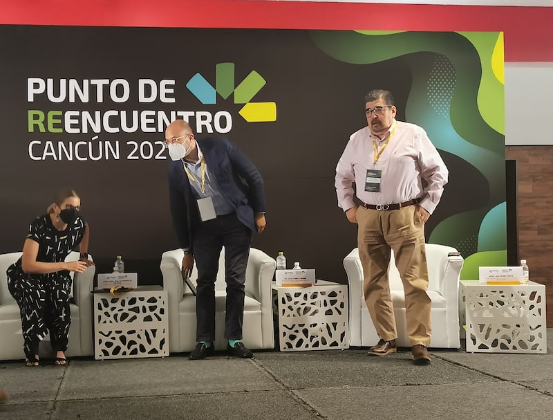 El comisionado Guillermo Pineda Bernal se pone de pie para recibir un reconocimiento tras su participación en el foro Punto de Encuentro de Onexpo en Cancún, Quintana Roo. El comisionado Guillermo Pineda Bernal se pone de pie para recibir un reconocimiento tras su participación en el foro Punto de Encuentro de Onexpo en Cancún, Quintana Roo.
