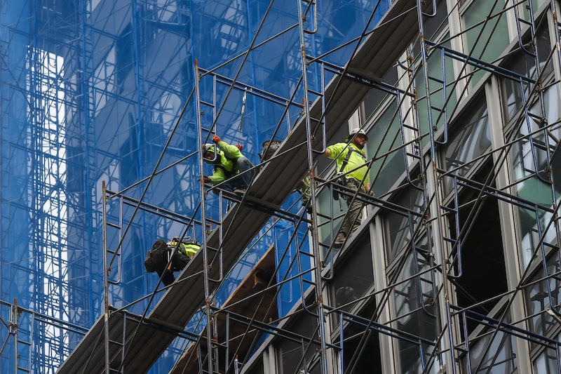 Más allá de los acontecimientos en Oriente Próximo, un gran foco de atención será la publicación el viernes de las cifras mensuales de empleo, que se prevé que muestren que el mercado laboral se mantuvo resistente en mayo. Más allá de los acontecimientos en Oriente Próximo, un gran foco de atención será la publicación el viernes de las cifras mensuales de empleo, que se prevé que muestren que el mercado laboral se mantuvo resistente en mayo.