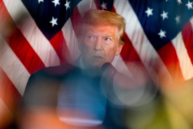 Trump prometió imponer aranceles del 100% a los países que rehúyan el dólar en un mitin en Wisconsin el sábado. Trump prometió imponer aranceles del 100% a los países que rehúyan el dólar en un mitin en Wisconsin el sábado.