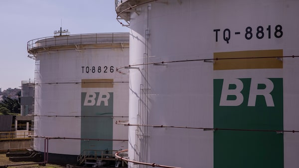 Ibovespa cai com guerra no Oriente Médio; Petrobras sobe com Brent a US$ 100 o barril Ibovespa cai com guerra no Oriente Médio; Petrobras sobe com Brent a US$ 100 o barril