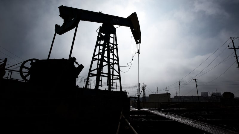 Ibovespa cai pressionado por recuo do petróleo; Braskem chega a afundar quase 10% Ibovespa cai pressionado por recuo do petróleo; Braskem chega a afundar quase 10%