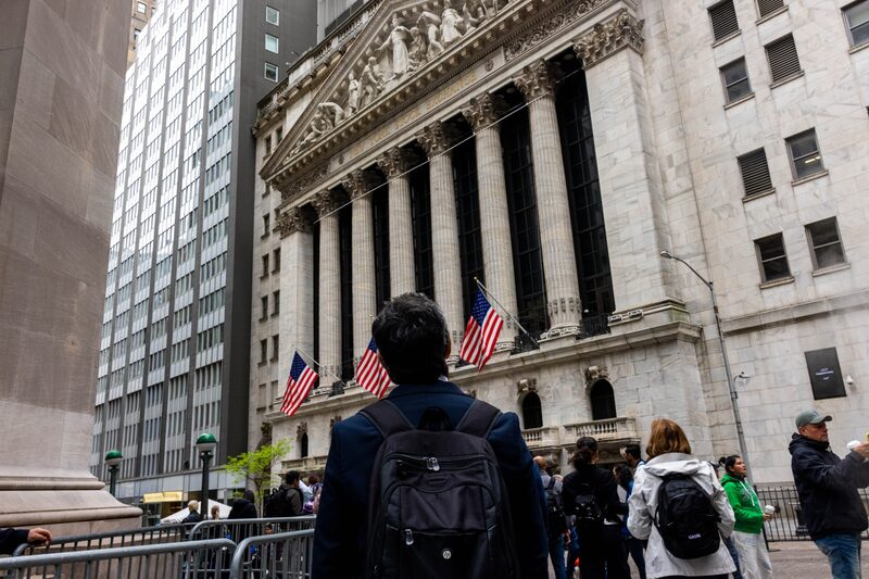 Pedestres em frente à Bolsa de Nova York: em 2022, cerca de 40% das pessoas com menos de 25 anos de idade estavam no mercado de ações de alguma forma Pedestres em frente à Bolsa de Nova York: em 2022, cerca de 40% das pessoas com menos de 25 anos de idade estavam no mercado de ações de alguma forma
