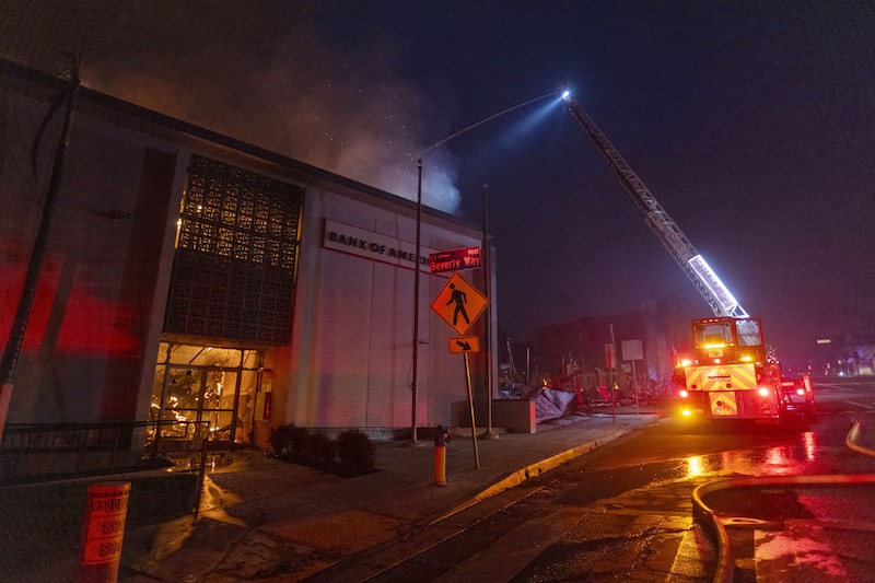 Una sucursal de Bank of America Corp. arde durante el incendio Eaton en Altadena, California, EE.UU., el miércoles 8 de enero de 2025. Una sucursal de Bank of America Corp. arde durante el incendio Eaton en Altadena, California, EE.UU., el miércoles 8 de enero de 2025.
