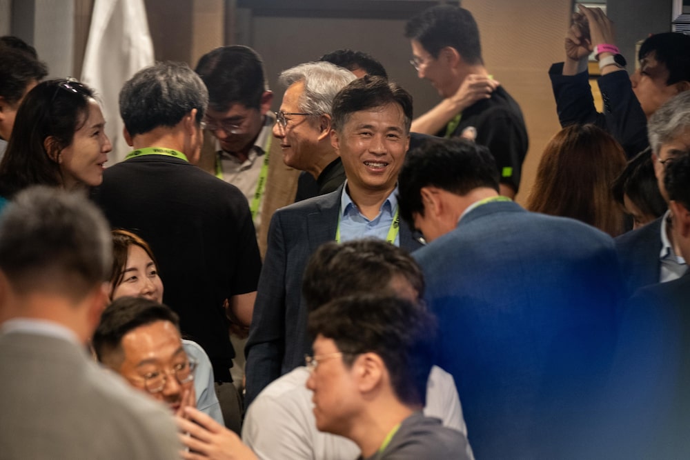El CEO de SK Hynix, Kwak Noh-jung (en el centro), y Jensen Huang en una cena celebrada en Taipéi el 1 de junio. Fotógrafo: Lam Yik Fei/Bloomberg El CEO de SK Hynix, Kwak Noh-jung (en el centro), y Jensen Huang en una cena celebrada en Taipéi el 1 de junio. Fotógrafo: Lam Yik Fei/Bloomberg