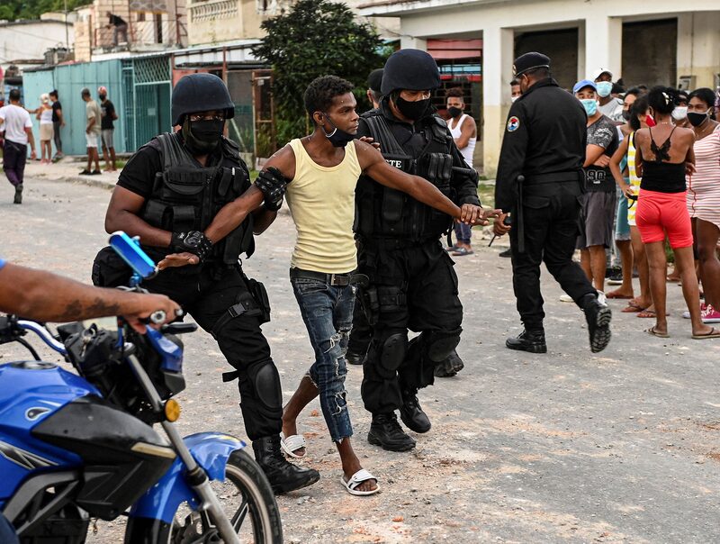 Un hombre es arrestado durante una manifestación en el municipio de Arroyo Naranjo, La Habana el 12 de julio.Fotógrafo: Yamil Lage / AFP / Getty Images Un hombre es arrestado durante una manifestación en el municipio de Arroyo Naranjo, La Habana el 12 de julio.Fotógrafo: Yamil Lage / AFP / Getty Images