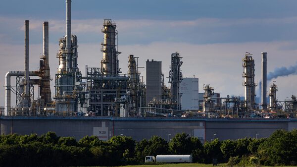 Petróleo baja mientras traders calibran preocupación por recesión y escasa oferta Petróleo baja mientras traders calibran preocupación por recesión y escasa oferta