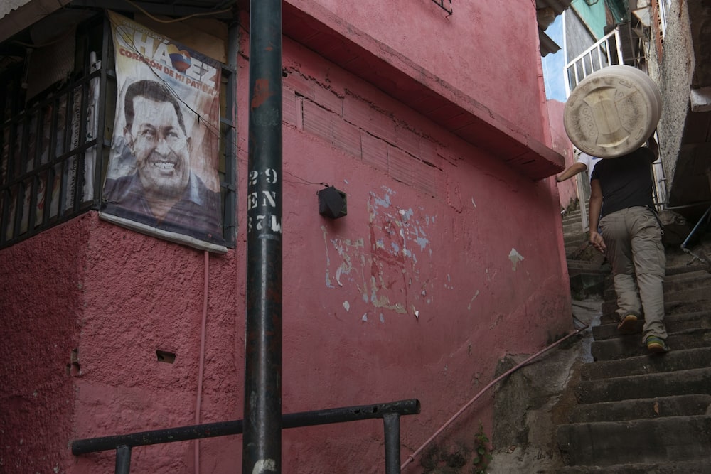Una persona sube un recipiente de agua vacío por las escaleras en el barrio Petare de Caracas, Venezuela, el lunes 15 de junio de 2020. Incluso cuando el Ministerio de Salud insta a los venezolanos a lavarse las manos para detener la propagación del coronavirus, muchos en el país, incluido Caracas, siguen sin una fuente de agua potable. Una persona sube un recipiente de agua vacío por las escaleras en el barrio Petare de Caracas, Venezuela, el lunes 15 de junio de 2020. Incluso cuando el Ministerio de Salud insta a los venezolanos a lavarse las manos para detener la propagación del coronavirus, muchos en el país, incluido Caracas, siguen sin una fuente de agua potable.