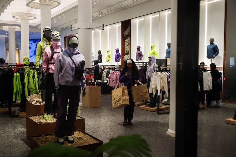 Clientes en una tienda del barrio del SoHo de Nueva York. Clientes en una tienda del barrio del SoHo de Nueva York.