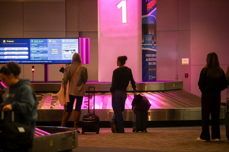 Viajeros cerca de una cinta transportadora de equipaje en el aeropuerto LaGuardia (LGA) de Nueva York el 7 de noviembre. Fotógrafo: Michael Nagle/Bloomberg. Viajeros cerca de una cinta transportadora de equipaje en el aeropuerto LaGuardia (LGA) de Nueva York el 7 de noviembre. Fotógrafo: Michael Nagle/Bloomberg.