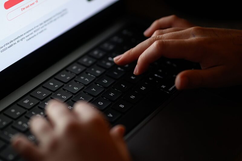 Uma das medidas propostas pelo Dr. Vivek Murthy é a restrição de idade para o acesso às plataformas (Foto: Leon Neal/Getty Images) Uma das medidas propostas pelo Dr. Vivek Murthy é a restrição de idade para o acesso às plataformas (Foto: Leon Neal/Getty Images)