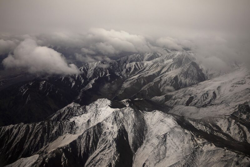 Las nubes se ven por encima de los glaciares de montaña en la India. Las nubes se ven por encima de los glaciares de montaña en la India.