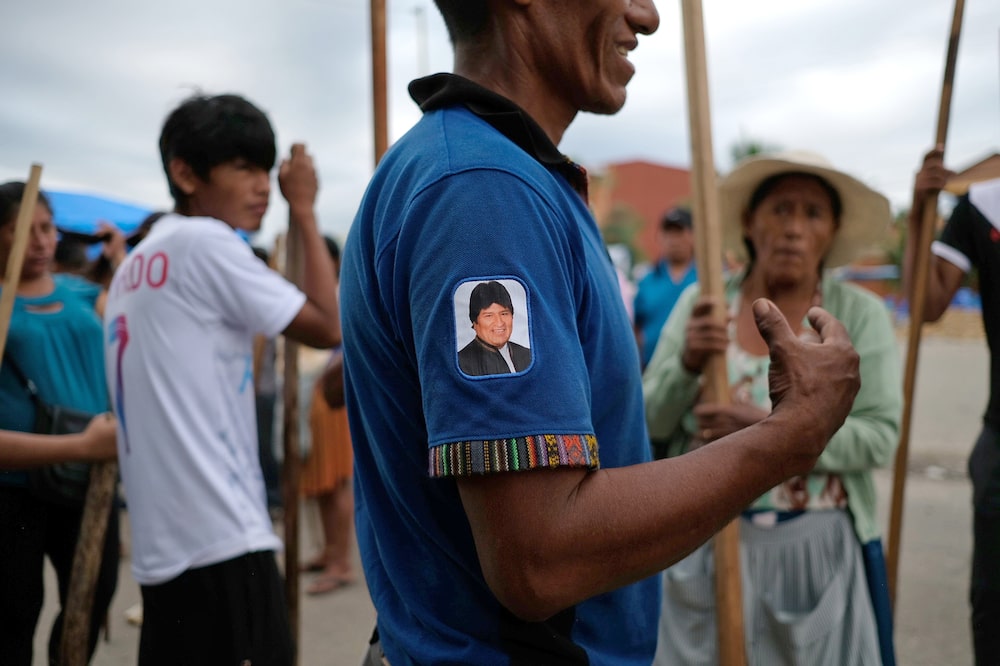 Recordándole por su rápido crecimiento económico y su apoyo a los derechos indígenas, los partidarios de Morales protegen el campamento. Fotógrafo: Manuel Seoane/Bloomberg Recordándole por su rápido crecimiento económico y su apoyo a los derechos indígenas, los partidarios de Morales protegen el campamento. Fotógrafo: Manuel Seoane/Bloomberg