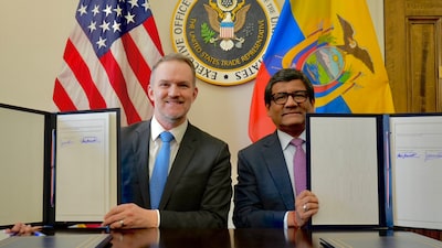 Ecuador y EE.UU. firman acuerdo comercial que cubre 53% de exportaciones no petroleras Ecuador y EE.UU. firman acuerdo comercial que cubre 53% de exportaciones no petroleras