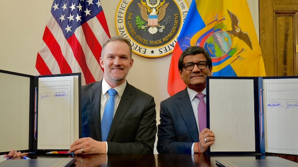Ecuador y EE.UU. firman acuerdo comercial que cubre 53% de exportaciones no petroleras Ecuador y EE.UU. firman acuerdo comercial que cubre 53% de exportaciones no petroleras