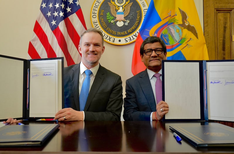 El representante comercial de Estados Unidos, Jamieson Greer, junto al ministro de Producción, Comercio Exterior e Inversiones de Ecuador, Luis Alberto Jaramillo, tras firmar el Acuerdo de Comercio Recíproco. El representante comercial de Estados Unidos, Jamieson Greer, junto al ministro de Producción, Comercio Exterior e Inversiones de Ecuador, Luis Alberto Jaramillo, tras firmar el Acuerdo de Comercio Recíproco.