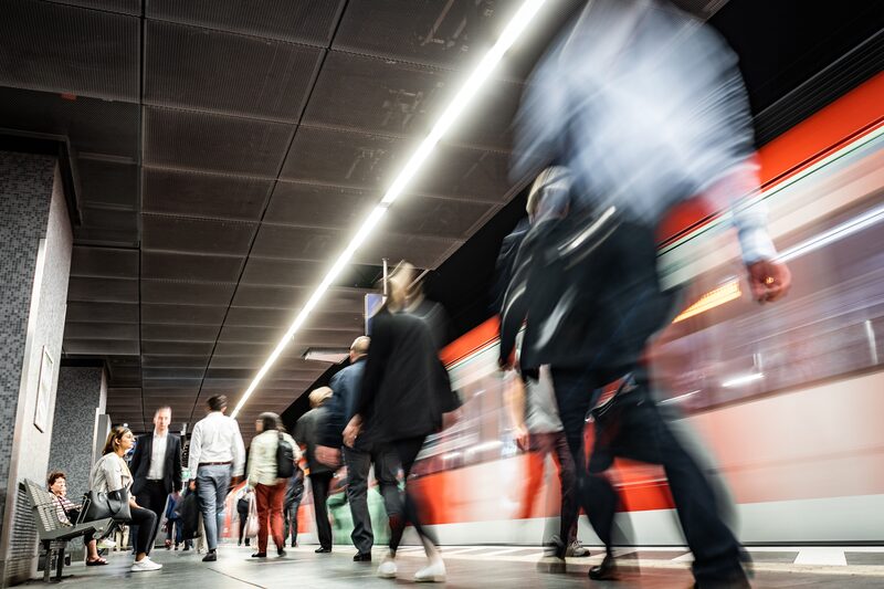 Trabajadores municipales en la estación de metro Taunusanlage, frente a las Torres Gemelas del Deutsche Bank, el miércoles 2 de agosto de 2019 en Fráncfort, Alemania.
Trabajadores municipales en la estación de metro Taunusanlage, frente a las Torres Gemelas del Deutsche Bank, el miércoles 2 de agosto de 2019 en Fráncfort, Alemania.