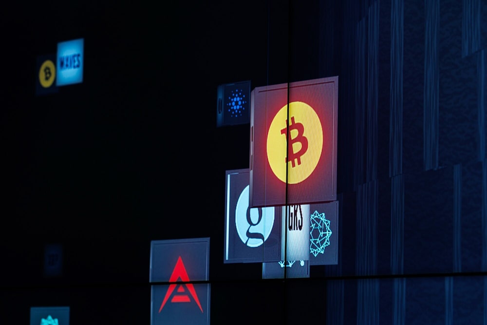 El logotipo de Bitcoin en la sala de clientes de Upbit en Seúl, Corea del Sur, el viernes 2 de enero de 2026. El logotipo de Bitcoin en la sala de clientes de Upbit en Seúl, Corea del Sur, el viernes 2 de enero de 2026.