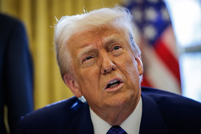 Imagen de archivo. El presidente estadounidense Donald Trump habla durante la firma de una orden ejecutiva en la Oficina Oval de la Casa Blanca en Washington, DC, Estados Unidos, el viernes 14 de febrero de 2025. La administración Trump está despidiendo a 1.300 empleados en los Centros para el Control y la Prevención de Enfermedades, reduciendo la agencia de salud pública como parte de un esfuerzo por reducir costos en todo el gobierno federal. Fotógrafo: Samuel Corum/Sipa/Bloomberg Imagen de archivo. El presidente estadounidense Donald Trump habla durante la firma de una orden ejecutiva en la Oficina Oval de la Casa Blanca en Washington, DC, Estados Unidos, el viernes 14 de febrero de 2025. La administración Trump está despidiendo a 1.300 empleados en los Centros para el Control y la Prevención de Enfermedades, reduciendo la agencia de salud pública como parte de un esfuerzo por reducir costos en todo el gobierno federal. Fotógrafo: Samuel Corum/Sipa/Bloomberg