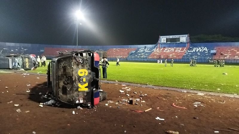 127 personas murieron a raíz de los disturbios posteriores al partido Arema FC vs. Persebaya Surabaya. 127 personas murieron a raíz de los disturbios posteriores al partido Arema FC vs. Persebaya Surabaya.