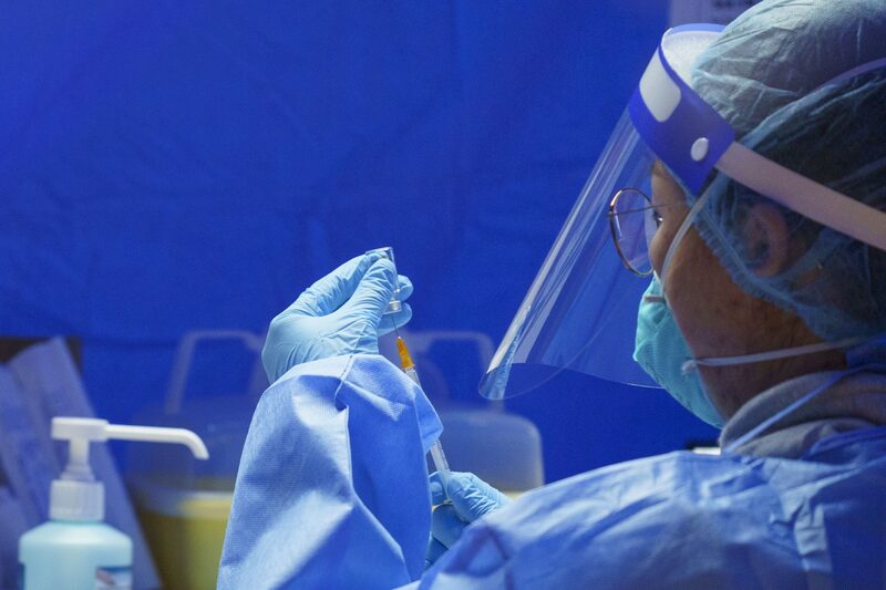 Un trabajador de la salud prepara una dosis de la vacuna contra el Covid-19 de Sinovac Un trabajador de la salud prepara una dosis de la vacuna contra el Covid-19 de Sinovac