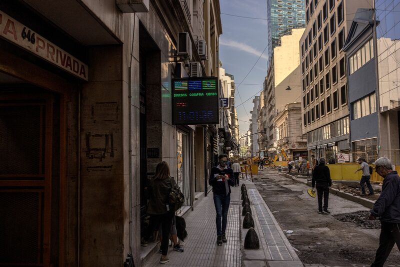El tipo de cambio paralelo argentino se desploma a medida que se agrava la crisis El tipo de cambio paralelo argentino se desploma a medida que se agrava la crisis