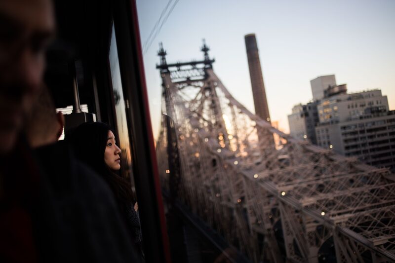 Mujer mira al horizonte cerca de un puente Mujer mira al horizonte cerca de un puente