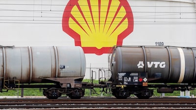 Shell registra beneficios ajustados ante bajada de precios del crudo y el débil comercio Shell registra beneficios ajustados ante bajada de precios del crudo y el débil comercio