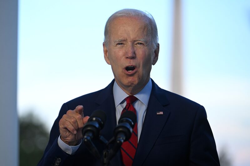 El presidente estadounidense Joe Biden habla desde el balcón del Salón Azul de la Casa Blanca en Washington, D.C., Estados Unidos, el lunes 1 de agosto de 2022. Una operación antiterrorista estadounidense en Afganistán durante el fin de semana mató al líder de Al Qaeda, Ayman Al-Zawahiri, anunció Biden. Fotógrafo: Jim Watson/AFP/Bloomberg El presidente estadounidense Joe Biden habla desde el balcón del Salón Azul de la Casa Blanca en Washington, D.C., Estados Unidos, el lunes 1 de agosto de 2022. Una operación antiterrorista estadounidense en Afganistán durante el fin de semana mató al líder de Al Qaeda, Ayman Al-Zawahiri, anunció Biden. Fotógrafo: Jim Watson/AFP/Bloomberg