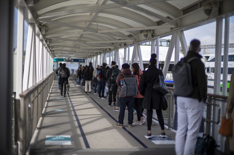 Viajeros esperan para embarcar en un ferry en San Francisco, California, EE.UU., el lunes 26 de junio de 2023. Viajeros esperan para embarcar en un ferry en San Francisco, California, EE.UU., el lunes 26 de junio de 2023.
