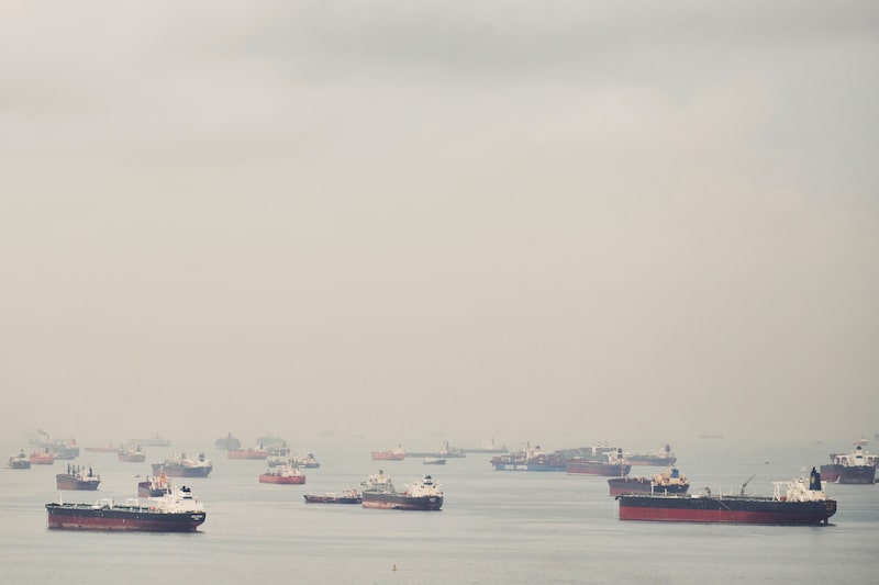 Imagen de archivo. Buques en el estrecho de Singapur, frente a la costa de Singapur. Imagen de archivo. Buques en el estrecho de Singapur, frente a la costa de Singapur.