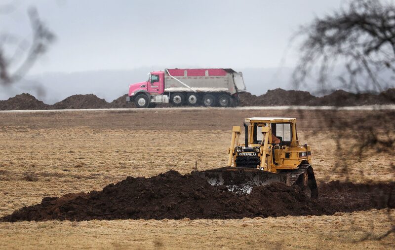 Terra está preparada para o descarte de quase 3 milhões de galinhas depois que a gripe aviária foi descoberta recentemente em uma operação comercial de ovos perto de Palmyra, Wisconsin, em 24 de março de 2022. Terra está preparada para o descarte de quase 3 milhões de galinhas depois que a gripe aviária foi descoberta recentemente em uma operação comercial de ovos perto de Palmyra, Wisconsin, em 24 de março de 2022.
