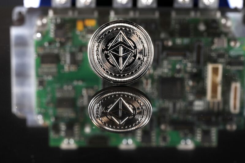 Una moneda que representa la criptomoneda ethereum. Una moneda que representa la criptomoneda ethereum.