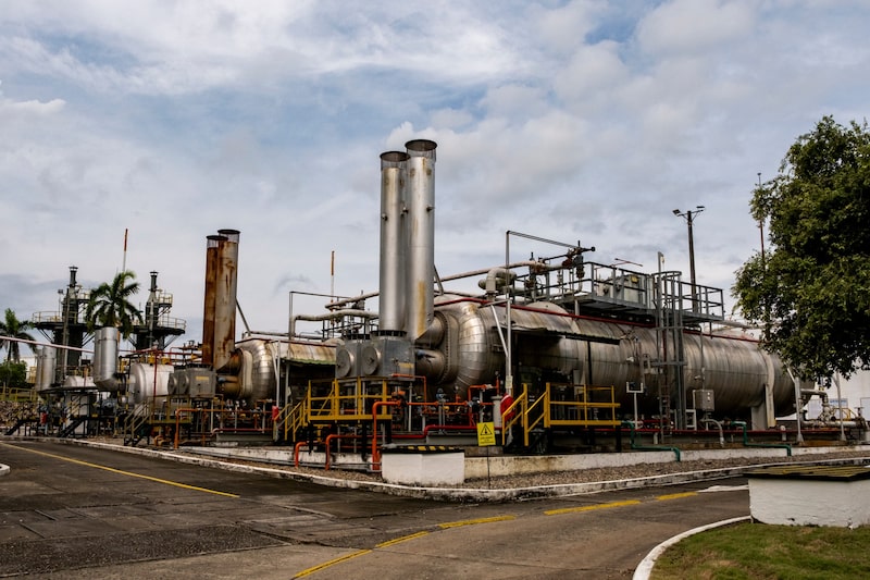 En la imagen, una instalación de almacenamiento de gas natural licuado en Barrancabermeja, departamento de Santander, Colombia. Fotografía Esteban Vanegas/Bloomberg. En la imagen, una instalación de almacenamiento de gas natural licuado en Barrancabermeja, departamento de Santander, Colombia. Fotografía Esteban Vanegas/Bloomberg.