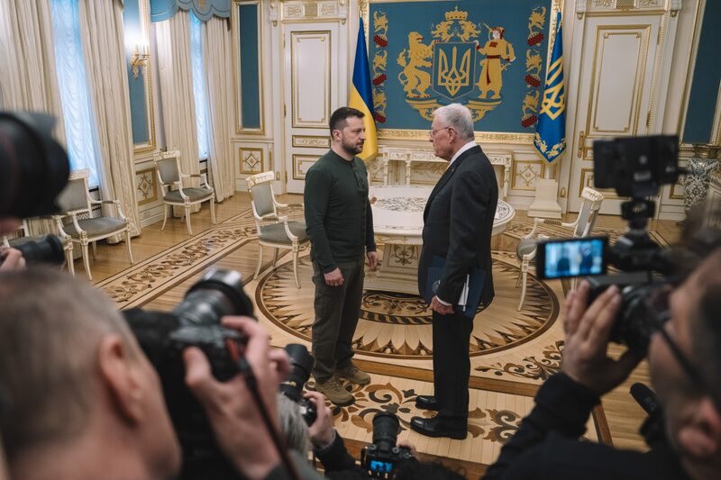 Keith Kellogg y Volodymyr Zelenskiy durante una reunión en Kiev. (Foto: Andrew Kravchenko/Bloomberg) Keith Kellogg y Volodymyr Zelenskiy durante una reunión en Kiev. (Foto: Andrew Kravchenko/Bloomberg)