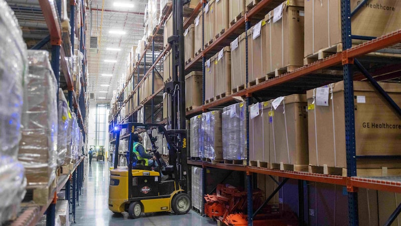 Escassez de galpões logísticos pressiona preços e acirra a disputa por novos espaços Escassez de galpões logísticos pressiona preços e acirra a disputa por novos espaços