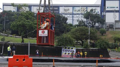 Guatemalan Businesses Lament Economic Losses Caused By Highway Sinkhole Guatemalan Businesses Lament Economic Losses Caused By Highway Sinkhole