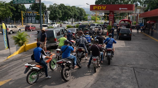 Eni y Repsol dan impulso al gobierno de Maduro para aplacar escasez de combustible Eni y Repsol dan impulso al gobierno de Maduro para aplacar escasez de combustible