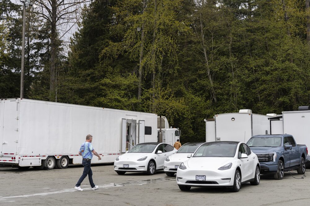 La producción transporta a sus talentos hacia y desde los lugares de rodaje con Teslas, para disminuir su huella de carbono. Fotógrafa: Paige Taylor White/Bloomberg La producción transporta a sus talentos hacia y desde los lugares de rodaje con Teslas, para disminuir su huella de carbono. Fotógrafa: Paige Taylor White/Bloomberg