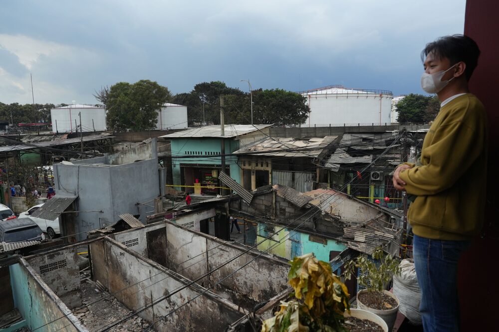 Un residente inspecciona las casas quemadas tras un incendio cerca de unas instalaciones de Pertamina en Yakarta el 4 de marzo. Fotógrafo: Dimas Ardian/Bloomberg Un residente inspecciona las casas quemadas tras un incendio cerca de unas instalaciones de Pertamina en Yakarta el 4 de marzo. Fotógrafo: Dimas Ardian/Bloomberg