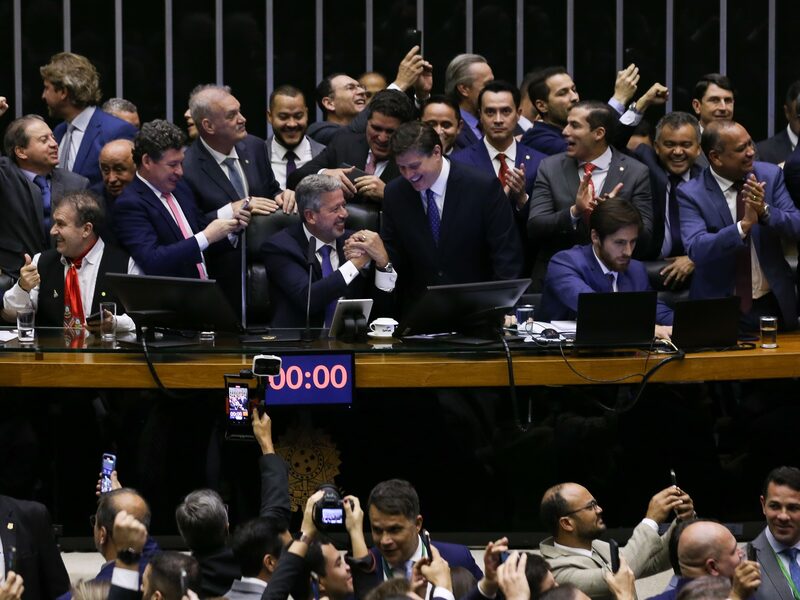 Deputados comemoram aprovação em primeiro turno da PEC da reforma tributária na Câmara dos Deputados na noite de quinta-feira (6 de julho) (Foto: Lula Marques/Agência Brasil) Deputados comemoram aprovação em primeiro turno da PEC da reforma tributária na Câmara dos Deputados na noite de quinta-feira (6 de julho) (Foto: Lula Marques/Agência Brasil)