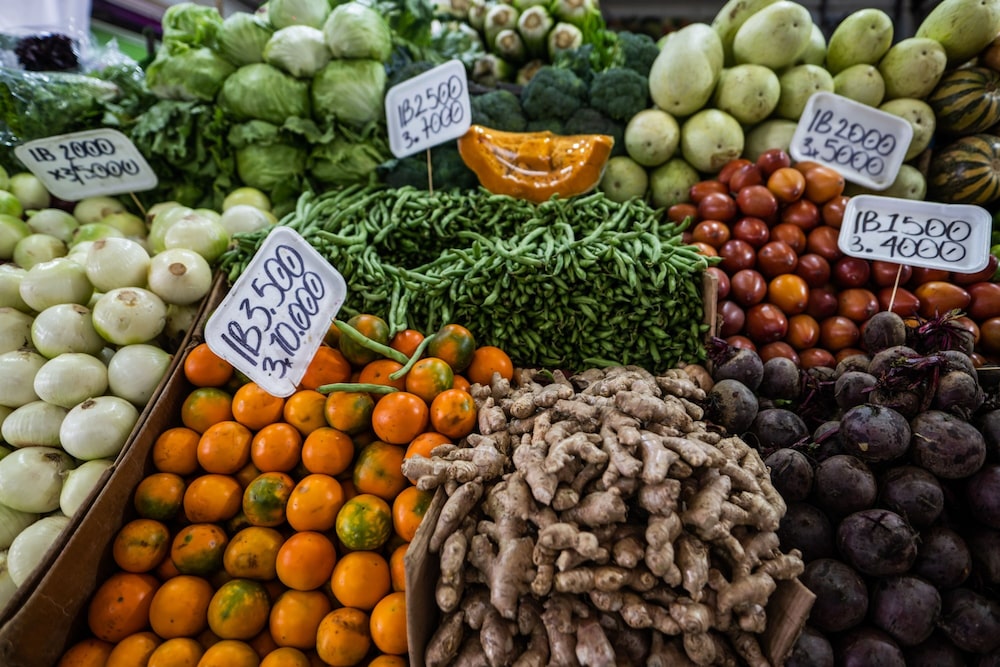 Frutas y verduras frescas a la venta en un mercado de Colombia. Frutas y verduras frescas a la venta en un mercado de Colombia.