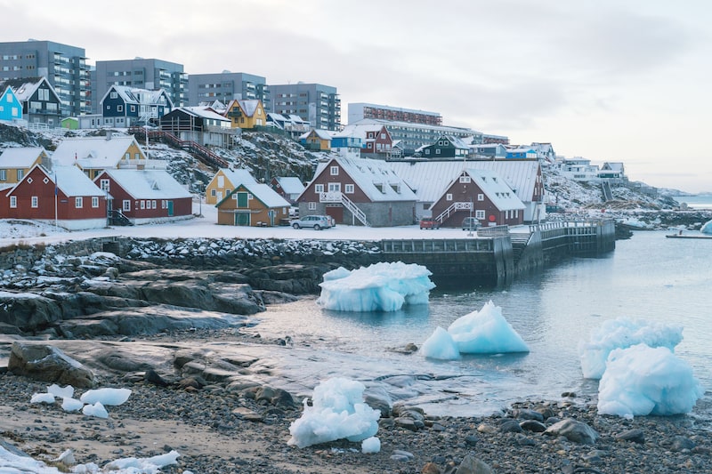 Casas pintadas y bloques de apartamentos residenciales con vistas al fiordo en Nuuk, Groenlandia, el lunes 3 de noviembre de 2025. Casas pintadas y bloques de apartamentos residenciales con vistas al fiordo en Nuuk, Groenlandia, el lunes 3 de noviembre de 2025.